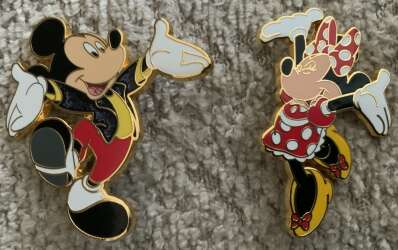 100477 - Mickey Mouse - Starter Kit with Lanyard and Pins - Mickey Minnie - Disneyland Resort Paris