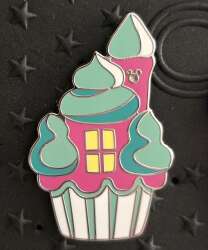 100993 - WDW Hidden Disney Series 2025 Wave B: Cupcake Treats - Cinderella Castle - Walt Disney World alternate image