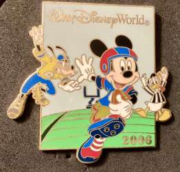 104225 - Football Game. Mickey Goofy Donald - Walt Disney World