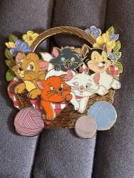 Oliver, Marie, Figaro, Toulouse, Berlioz in a basket