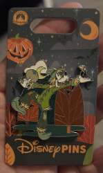 104658 - Mickey Mouse Family Halloween Collection - Scarecrow Goofy with Bird alternate image