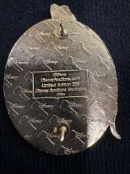 104661 - Disney Auctions exclusives - Aunt Sarah carrying Si & Am - Disney Auctions alternate image