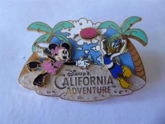 105125 - Summertime Fun - Minnie & Daisy Playing Frisbee - Disneyland Resort