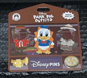 105206 - Park Pal Outfits - Donald Duck Magnetic Bugle Player & Explorer Pin Set