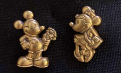 105774 - Mickey and Minnie Lapel Pins