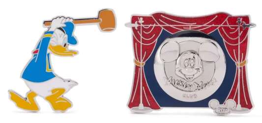 107891 - Mickey Mouse Club 70th Anniversary - Donald Duck and Gong Pin Set alternate image