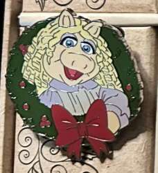 108769 - The Muppet Christmas Carol 24-Day Advent Calendar - Miss Piggy as Bettina Cratchit - Disney Store US alternate image