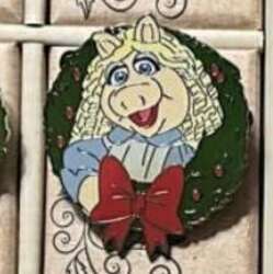 108770 - The Muppet Christmas Carol 24-Day Advent Calendar - Miss Piggy as Belinda Cratchit - Disney Store US alternate image