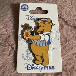 107150 - Winnie the Pooh - Pooh with flower bouquet - Disneyland Resort Paris alternate image