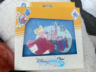 109132 - Celebrating Disney Pins 25 - Aurora with Disneyland Castle - Disneyland Resort