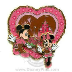 19092 - Valentine's Day - Mickey and Minnie on Pink Heart with Scalloped Border