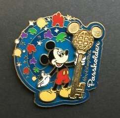 WDW Annual Passholder Exclusive 2003 (Mickey Holding Key)