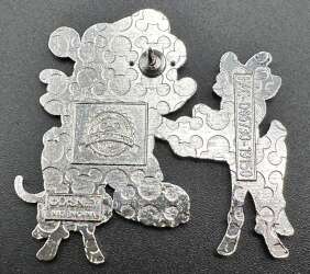 28559 - Christmas 2019 - Mickey Mouse Feeding Reindeer alternate image