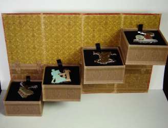 9242 - Haunted Mansion O'Pin House - Raven Boxed Set - Disneyland Resort alternate image