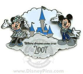 40134 - The Year of a Million Dreams - Mickey and Minnie