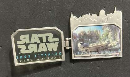 4883 - Star Wars Galaxy's Edge - Landing 2019 — Hinged Passholder Exclusive alternate image