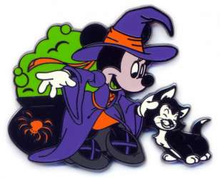 56810 - Halloween 2019 - Witch Minnie Mouse Petting Figaro