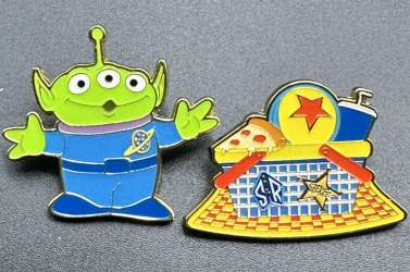 79662 - BoxLunch - Pixar Picnic Blind Box - Alien (Toy Story) Picnic 2-Pin Set - Loungefly alternate image