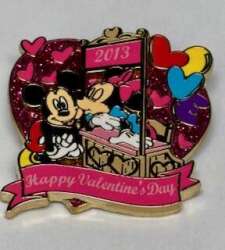 91165 - Valentine's Day - Mickey and Minnie Kissing Booth alternate image