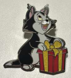 93192 - Christmas 2018 - Figaro with Christmas gift - Disneyland Resort Paris