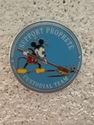95807 - Cast Member - Disneyland Paris - Custodial Team - Support Propreté - Bleu clair - Disneyland Resort Paris