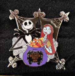 77669 - Mickey's Not So Scary Halloween Party (MNSSHP) 2009 - Jack & Sally with Treat Bag - Walt Disney World alternate image