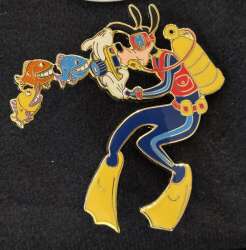 97112 - Scuba - Goofy Taking Pictures of Fish - Disney Auctions