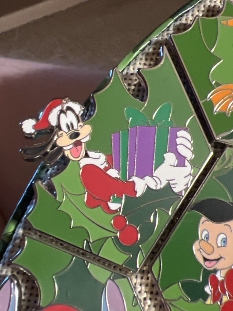 63196-goofy-24-day-holiday-countdown-calendar-mystery-pin-set-2022